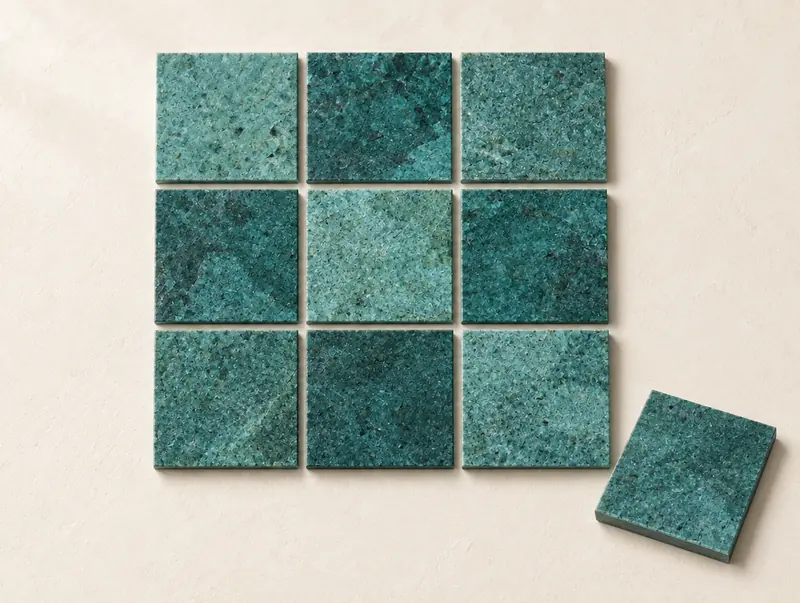 Piezas de piedra Sukabumi verde en formato 10×10 cm, vistas desde arriba (imagen orientativa generada digitalmente)