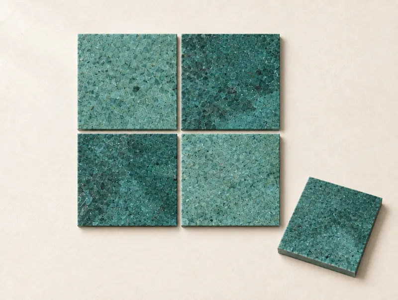 Piezas de piedra Sukabumi verde en formato 20×20 cm, vistas desde arriba (imagen orientativa generada digitalmente)